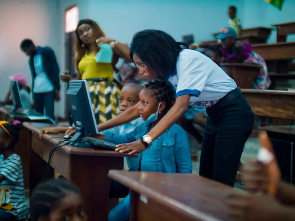 IPD-AC :                                                                                                                   Une centaine d’enfants bénéficient d’un programme de formation à l’informatique, au codage, à l’intelligence artificielle et à la robotique.