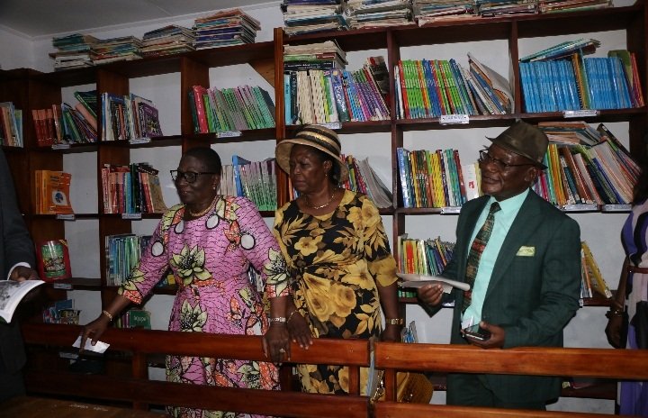 Douala : Hon. Elise POKOSSY DOUMBÈ Réhabilite la Bibliothèque du Lycée Bilingue de Logpom 2