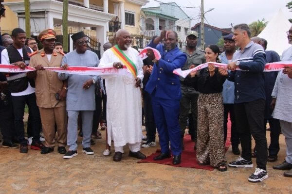 IBRAHIM HOBALLAH offre un Pont à la Mairie de Douala 5ème