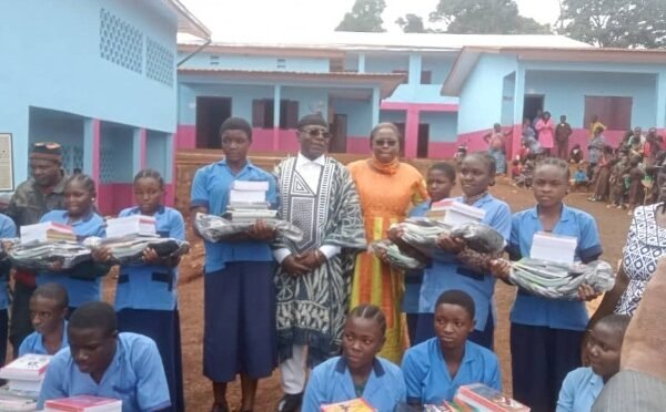 Sa Majesté Cyrille KETCHA offre des livres et manuels scolaires aux élèves du CES Bilingue de Batchingou Tousseu