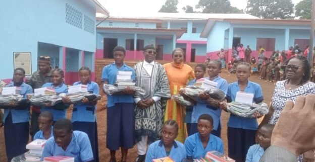 Sa Majesté Cyrille KETCHA offre des livres et manuels scolaires aux élèves du CES Bilingue de Batchingou Tousseu