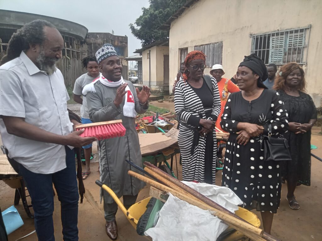 Opération « Douala Clean City ! it’s Possible » : Le Dr. Roger MBASSA NDINE offre un don spécial au comité d’Arrondissement de Douala 3ème