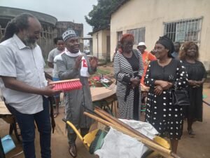 Le Dr. Roger MBASSA NDINE offre un don spécial au comité d’Arrondissement de Douala 3ème