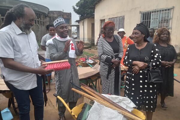 Le Dr. Roger MBASSA NDINE offre un don spécial au comité d’Arrondissement de Douala 3ème