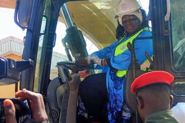 Le Ministre de l'Habitat et du Développement Urbain, Célestine Ketcha Courtès, a procédé le 12 novembre 2024 à Maroua, au lancement officiel des travaux de proximité des voiries de la cité capitale de la région de l’Extrême-Nord. C’était en présence du Gouverneur de la région de l’Extreme-Nord, MIDJIYAWA BAKARI Ces travaux qui participent à la modernisation de la ville de Maroua consistent plus précisément en l’aménagement de 5,09 km de voirie urbaine de la cité capitale ; de la construction de 60 m d'aires de stationnement pour une capacité d'accueil de 12 véhicules légers ; de la construction d'un réseau d'assainissement de 11,100 km de caniveaux ; de la construction de 10,990 km de trottoirs pour mobilité piétonne ; de la construction des équipements de drainage par des caniveaux sur 8 530 mètres linéaires ; de la réhabilitation et de l’équipement du Centre de santé intégré de Ziling Meskine et OuroTchédé et enfin de la réhabilitation et de l’équipement de 13 salles de classes à l’école primaire Djarengol Kaiga 1. En ce qui concerne spécifiquement la voirie urbaine, plusieurs artères de la ville seront aménagées. Il s’agit notamment de l'axe Croix Rouge OuroTchédé - Ziling - Clinique de la charité - Route Meskin (2, 252 km) ; la voie en pavés Maison Commissaire Bawa - Carrefour Mongoroyel (0, 570 km) ; la voie en pavés OuroTchédé Commissariat - passant derrière Collège Espoir - Vers Mayo Kaliao, avec construction de voies secondaires et tertiaires (0, 901 km) ; de la voie en pavés Maison Justin - Maison Colonel - E.P Ziling (1, 367 km). Notons que ces travaux de modernisation de la ville de Maroua qui rentrent dans le cadre des Projets de Développement des villes inclusives et résilientes (PDVIR), ont bénéficiée d'un financement de la Banque mondiale à hauteur de 7,5 Milliards de FCFA.