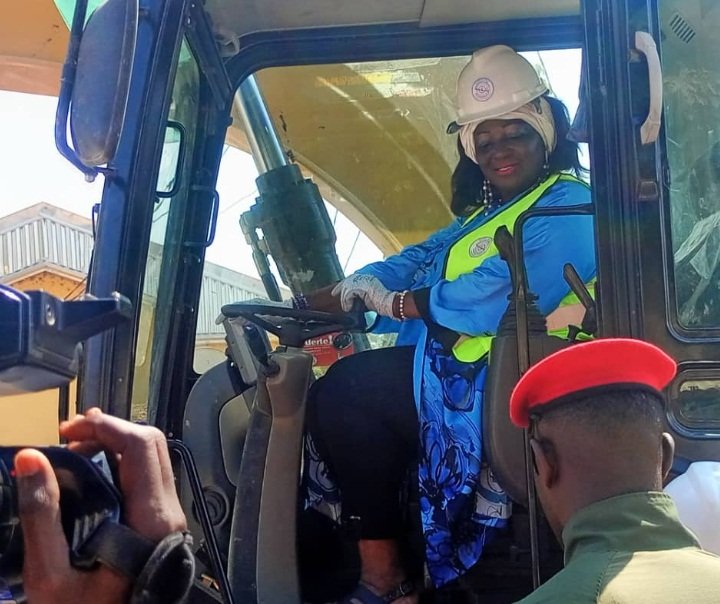 Le Ministre de l'Habitat et du Développement Urbain, Célestine Ketcha Courtès, a procédé le 12 novembre 2024 à Maroua, au lancement officiel des travaux de proximité des voiries de la cité capitale de la région de l’Extrême-Nord. C’était en présence du Gouverneur de la région de l’Extreme-Nord, MIDJIYAWA BAKARI Ces travaux qui participent à la modernisation de la ville de Maroua consistent plus précisément en l’aménagement de 5,09 km de voirie urbaine de la cité capitale ; de la construction de 60 m d'aires de stationnement pour une capacité d'accueil de 12 véhicules légers ; de la construction d'un réseau d'assainissement de 11,100 km de caniveaux ; de la construction de 10,990 km de trottoirs pour mobilité piétonne ; de la construction des équipements de drainage par des caniveaux sur 8 530 mètres linéaires ; de la réhabilitation et de l’équipement du Centre de santé intégré de Ziling Meskine et OuroTchédé et enfin de la réhabilitation et de l’équipement de 13 salles de classes à l’école primaire Djarengol Kaiga 1. En ce qui concerne spécifiquement la voirie urbaine, plusieurs artères de la ville seront aménagées. Il s’agit notamment de l'axe Croix Rouge OuroTchédé - Ziling - Clinique de la charité - Route Meskin (2, 252 km) ; la voie en pavés Maison Commissaire Bawa - Carrefour Mongoroyel (0, 570 km) ; la voie en pavés OuroTchédé Commissariat - passant derrière Collège Espoir - Vers Mayo Kaliao, avec construction de voies secondaires et tertiaires (0, 901 km) ; de la voie en pavés Maison Justin - Maison Colonel - E.P Ziling (1, 367 km). Notons que ces travaux de modernisation de la ville de Maroua qui rentrent dans le cadre des Projets de Développement des villes inclusives et résilientes (PDVIR), ont bénéficiée d'un financement de la Banque mondiale à hauteur de 7,5 Milliards de FCFA.