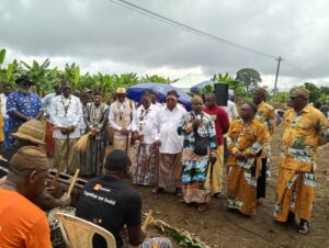 Le village BWENE-OLI fait découvrir sa spécificité et la richesse culturelle de son peuple.