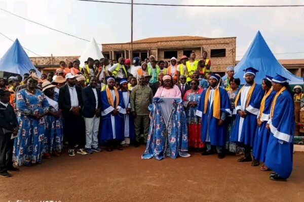 La Fondation Table Ouverte WAKECO: Célestine KETCHA Courtès, offre des bourses, kits scolaires et prix spéciaux aux jeunes élèves et étudiants du Département du NDE