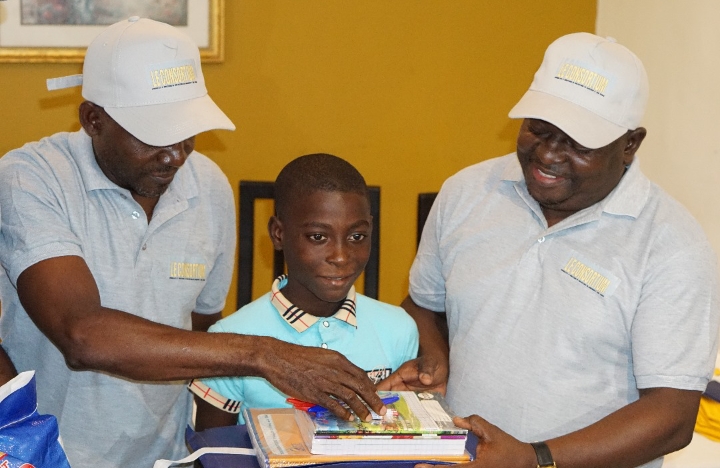 Les enfants des membres du Consortium des Journalistes et Directeurs de Publication parés de kits scolaires pour la rentré scolaire 2025-2026