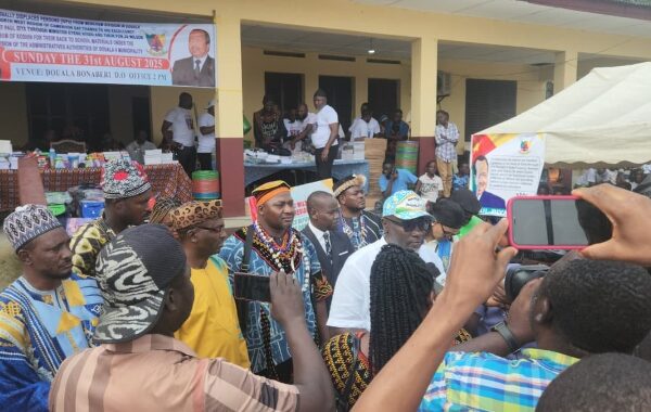 Sa Majesté JU WILSON aux cotés des déplacés internes de Douala