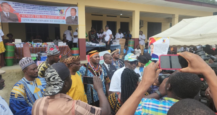 Sa Majesté JU WILSON aux cotés des déplacés internes de Douala