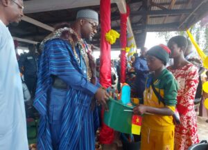 Rentrée scolaire 2025-2026 à Bamenda: Sa Majesté JU Wilson donne du sourire à plus d’un millier d’enfants démunis de la Menchum