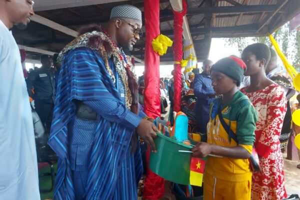 Rentrée scolaire 2025-2026 à Bamenda: Sa Majesté JU Wilson donne du sourire à plus d’un millier d’enfants démunis de la Menchum